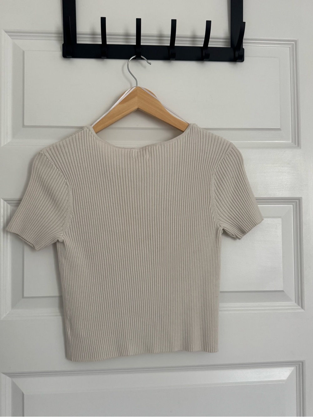 H&M Ribbed V-Neck Button-Front Crop Top - Cream - Picture 4 of 4